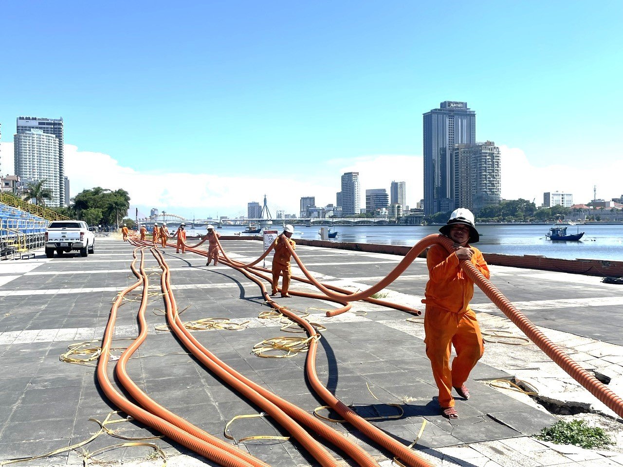Công nhân Điện lực Sơn Trà kéo cáp cấp điện khu vực khán đài pháo hoa dọc đường Trần Hưng Đạo.