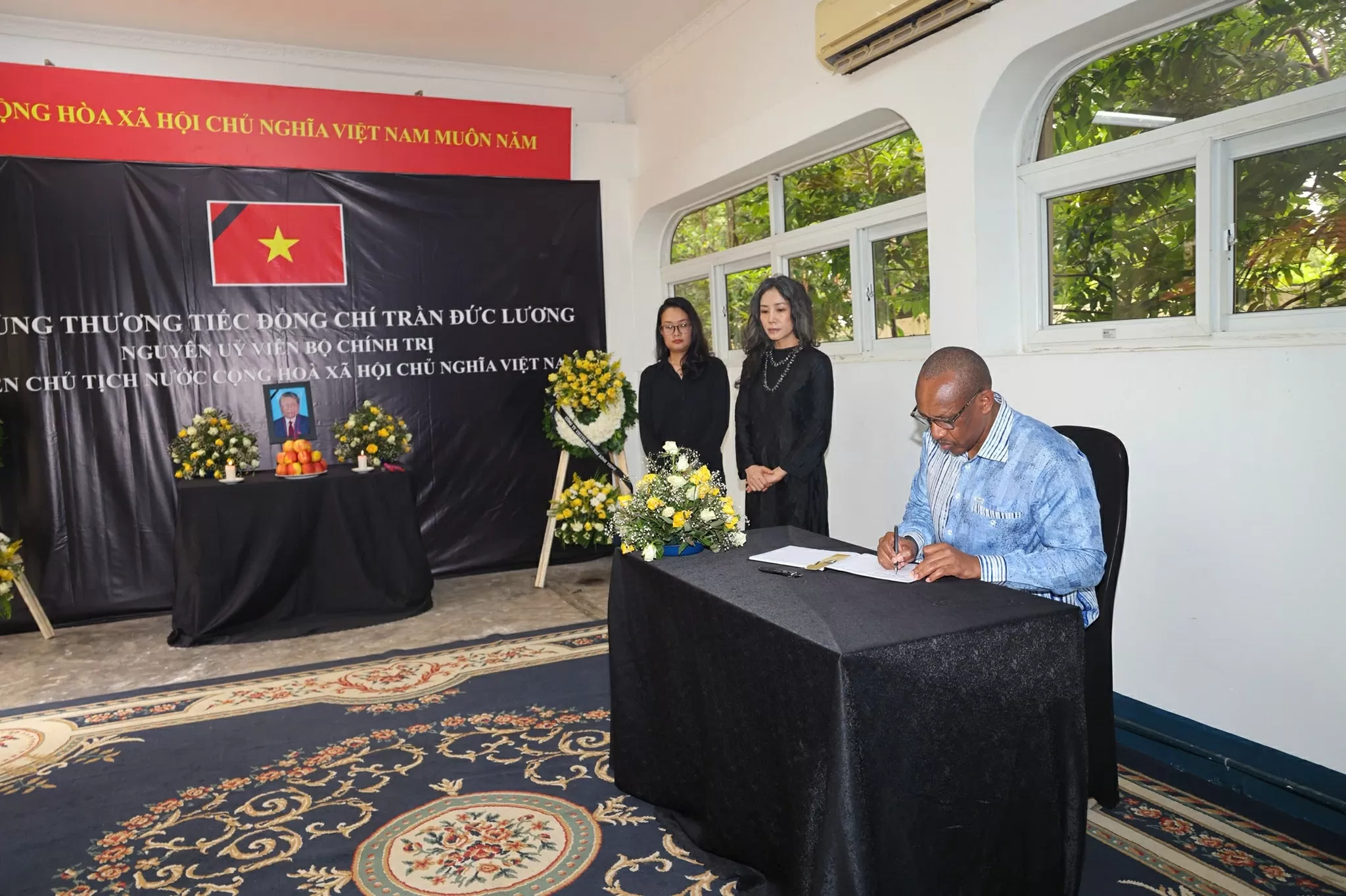 El Embajador de Ruanda, General Pasicu Nyawwahf, firmó el libro de condolencias. (Fuente: Embajada de Vietnam en Tanzania)