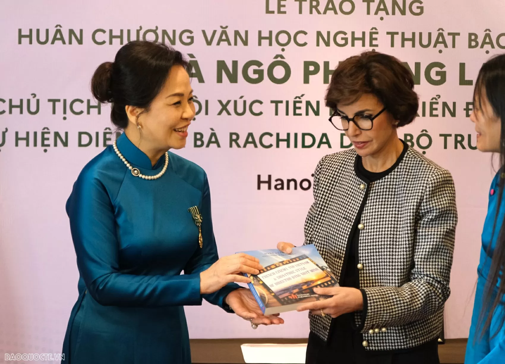 TS. Ngô Phương Lan nhận Huân chương Văn học Nghệ thuật bậc sĩ quan của Pháp