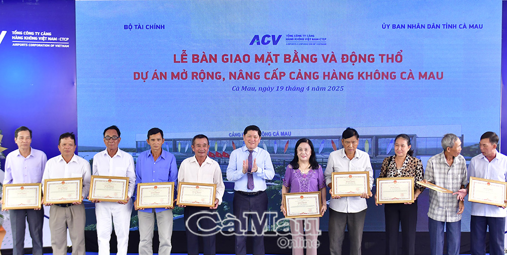 M. Le Van Su, vice-président du Comité populaire provincial, a décerné des certificats de mérite du président du Comité populaire provincial aux personnes qui ont bien respecté la remise des terres dans le cadre de la mise en œuvre du projet d'agrandissement et de modernisation de l'aéroport de Ca Mau.