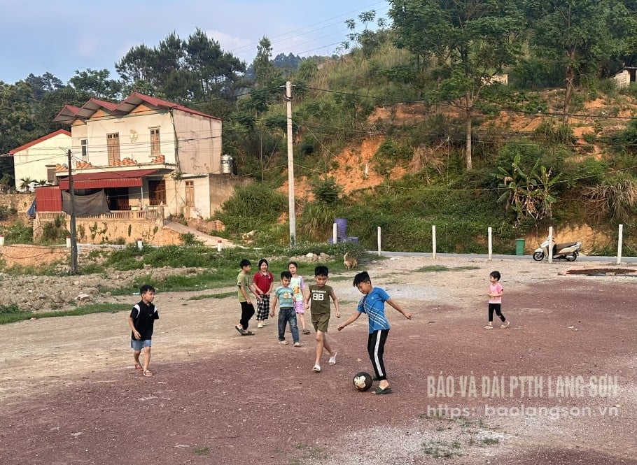 Los niños de la comuna de Hop Thanh, distrito de Cao Loc, juegan al fútbol en el campo a lo largo de la autopista DH 24, por donde pasan muchos vehículos.