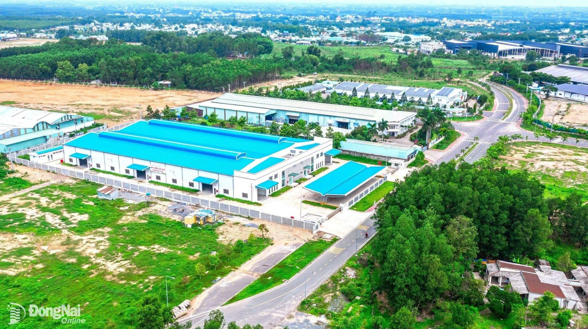 Usine à louer dans le parc industriel de Thanh Phu, district de Vinh Cuu. Archives photographiques