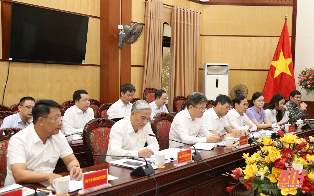 El presidente del Comité Popular Provincial, Do Minh Tuan, recibió y trabajó con el Grupo Nacional de Industrias Minerales y del Carbón de Vietnam.