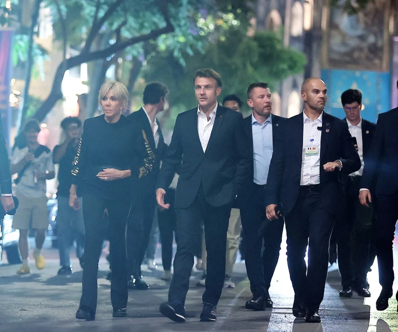 [Foto] El presidente francés, Emmanuel Macron, y su esposa pasean por el Barrio Antiguo de Hanoi. Foto 4