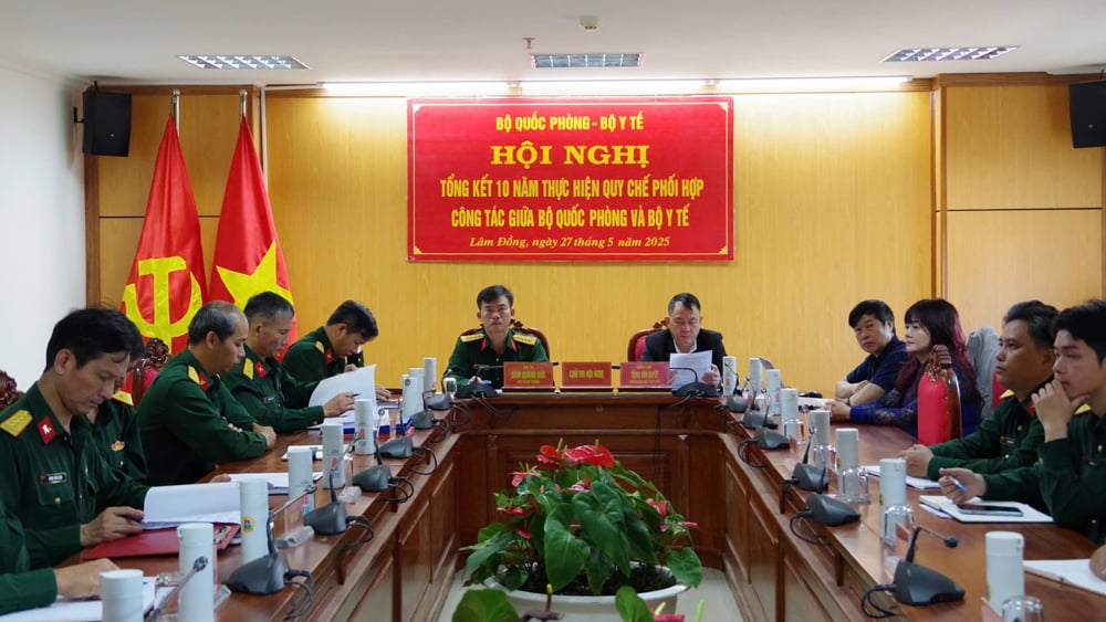 Scène de conférence au pont du commandement militaire provincial de Lam Dong