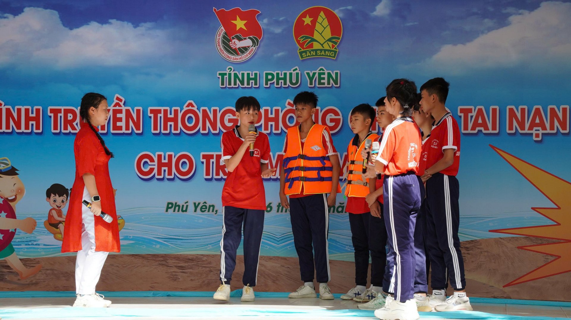 Les élèves interprètent un sketch pour promouvoir la prévention de la noyade. Photo : BAO KINH