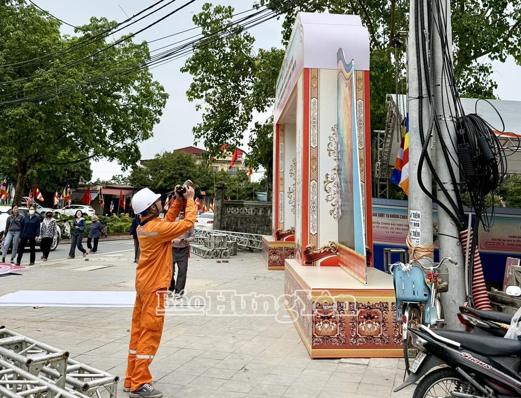 عمال الكهرباء في مدينة هونج ين يتحققون من تشغيل نظام شبكة الكهرباء.