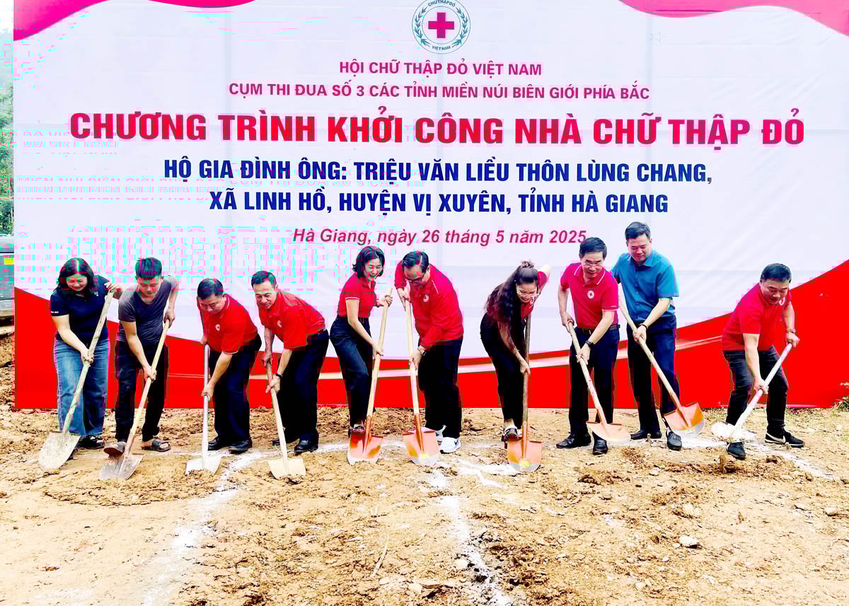 Delegates started building a house for Mr. Trieu Van Lieu's family, Lung Chang village, Linh Ho commune.