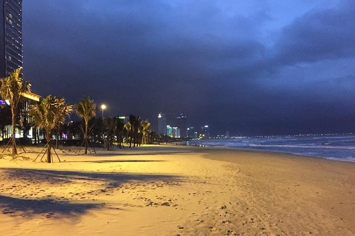Plage de My Khe à Da Nang - Destination touristique prisée pour l'été 2025