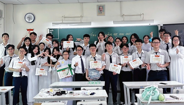 Thầy giáo viết thư gửi lớp 12: 'Thế giới không phải lúc nào cũng dịu dàng...' - Ảnh 2.
