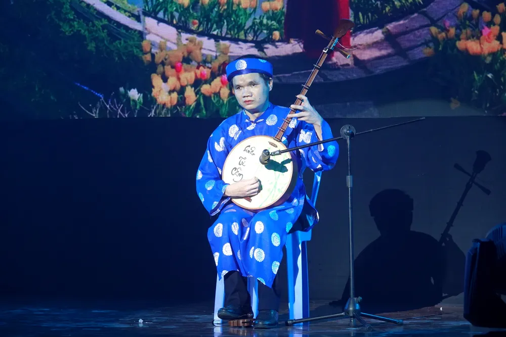 Tay Ninh - doc tau dan kim Lien nam.JPG