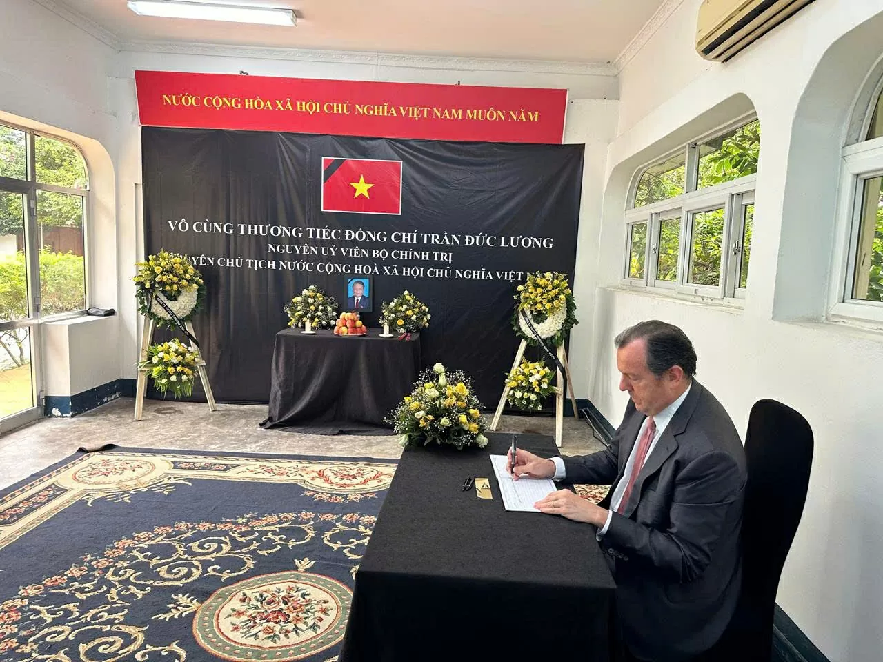 La Embajada de Vietnam en Tanzania abre un libro de condolencias en memoria del expresidente Tran Duc Luong
