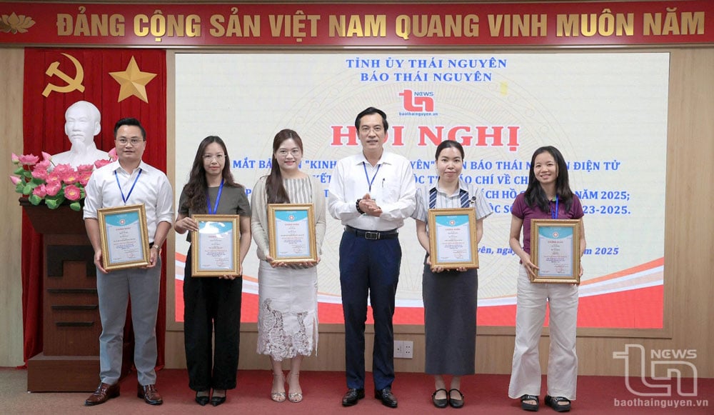ผู้บริหารหนังสือพิมพ์ไทยเหงียน มอบรางวัลแก่นักเขียนและกลุ่มนักเขียนที่ได้รับรางวัลให้กำลังใจ ในการประกวดภาพข่าว “ไทยเหงียน - มุมมองชีวิต” ประจำปี 2566-2568