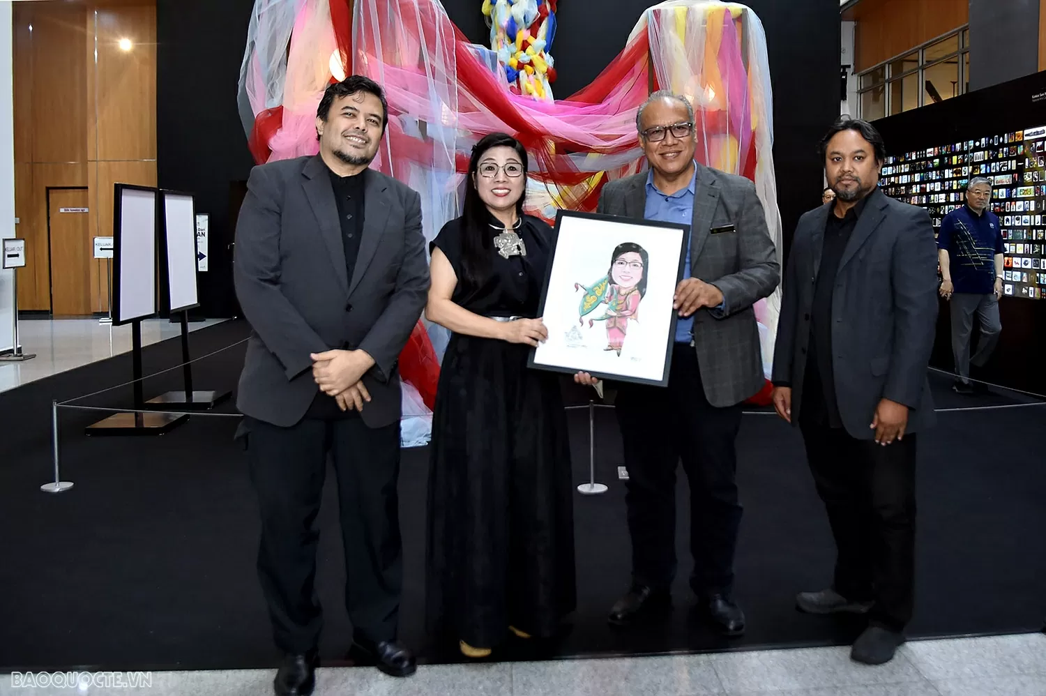 La esposa del primer ministro, Le Thi Bich Tran, visita el Museo Nacional de Bellas Artes de Malasia. Phu nhân Thủ tướng Phạm Minh Chính thăm Bảo tàng Mỹ thuật Quốc gia Malaysia
