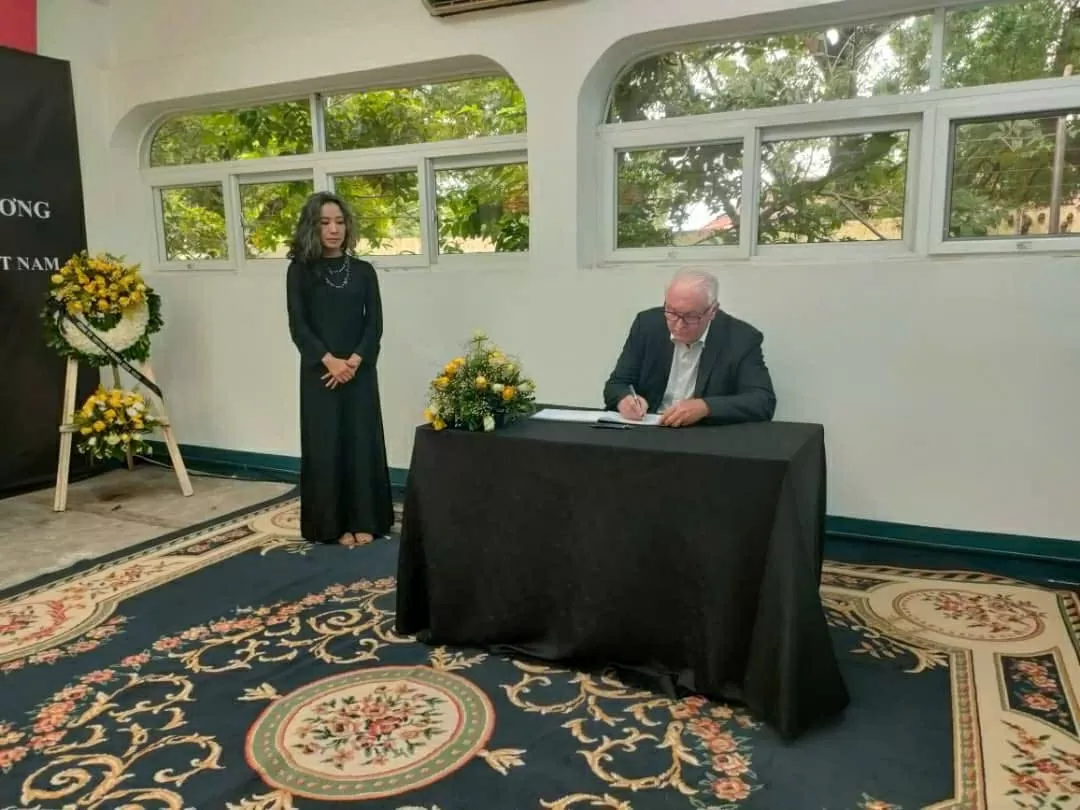 La Embajada de Vietnam en Tanzania abre un libro de condolencias en memoria del expresidente Tran Duc Luong