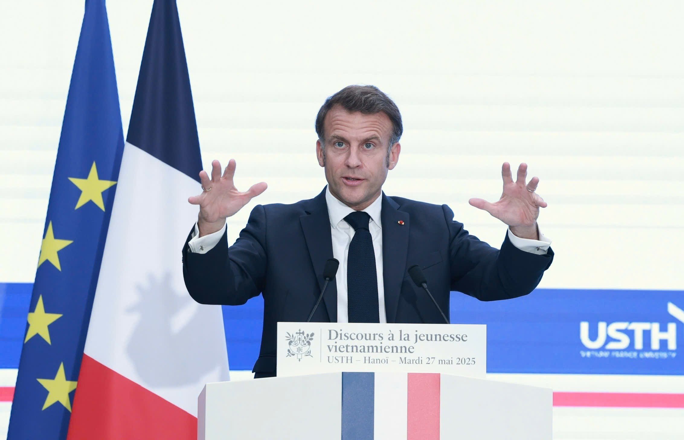 French President and First Lady visit Hanoi University of Science and Technology