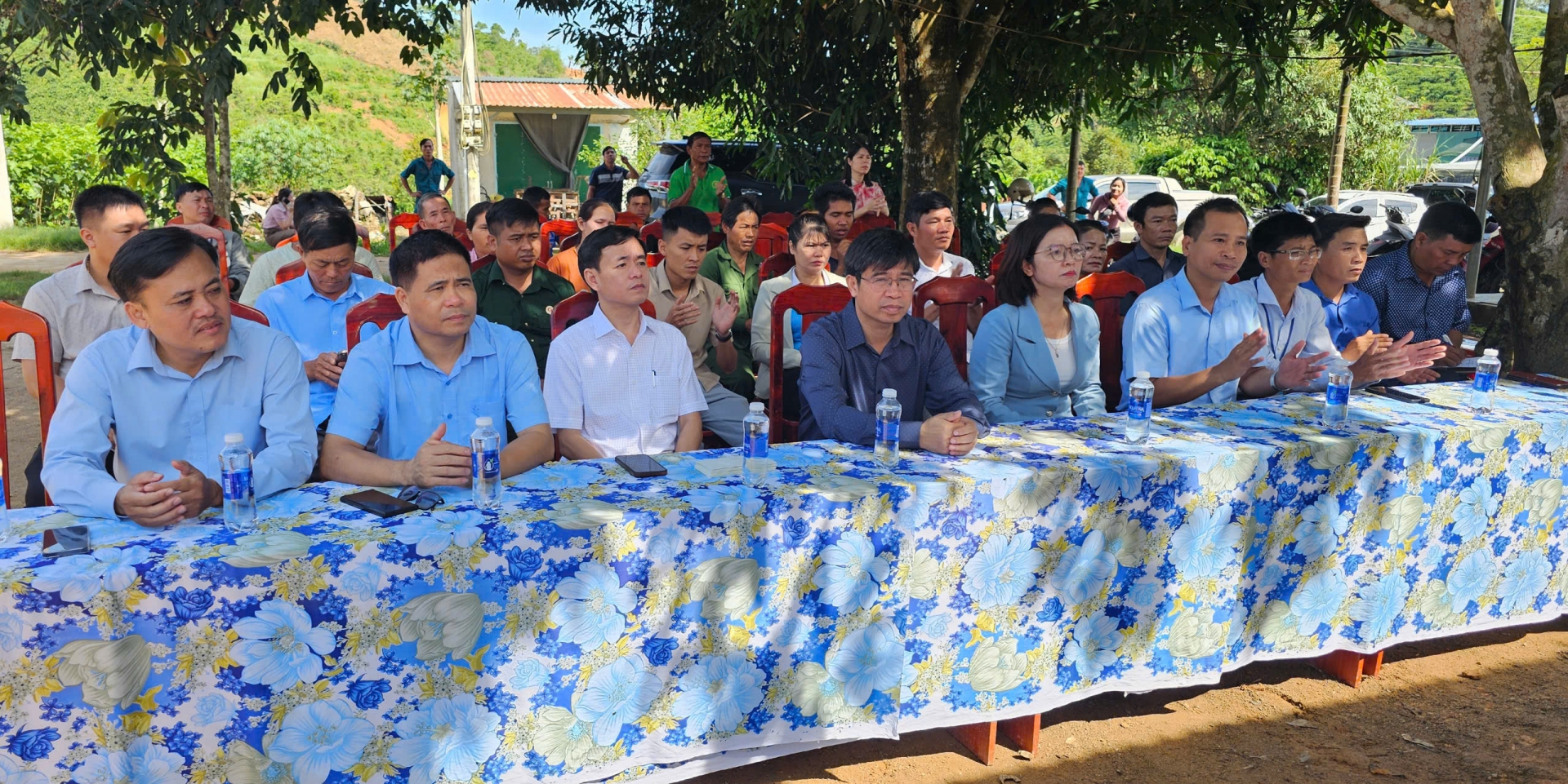 El camarada Nguyen Van Chau, secretario del Comité Distrital del Partido (con camisa negra en el medio) y los líderes de departamentos, agencias y unidades asistieron a la ceremonia de entrega de la casa en la comuna de Ro Men.