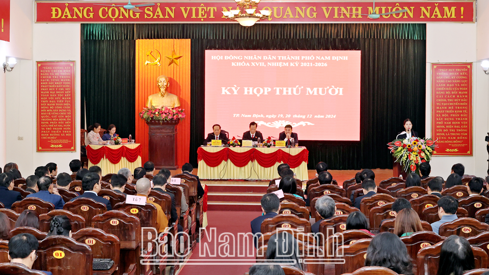 Vista de la reunión del 17º Consejo Popular de la ciudad de Nam Dinh, período 2021-2026. (Foto de Xuan Thu)