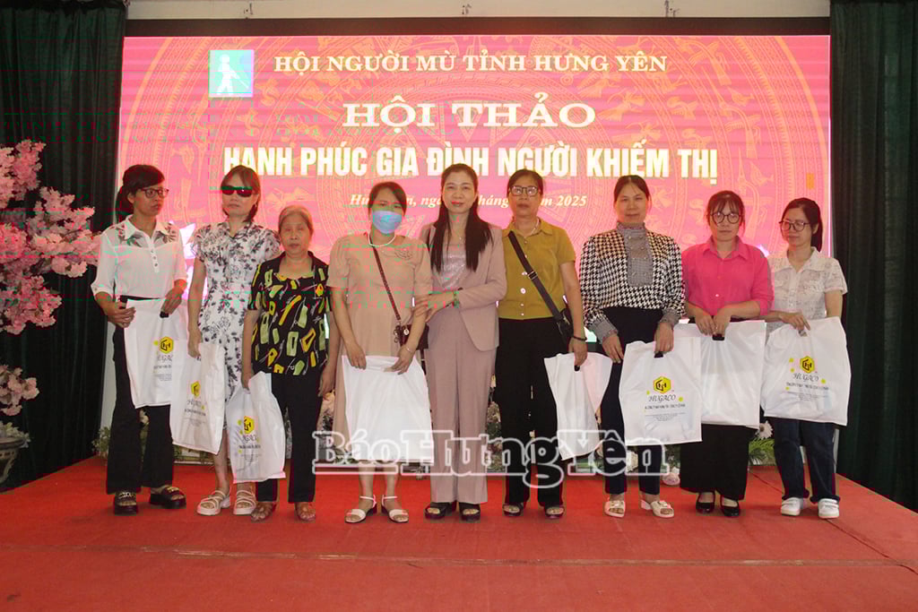 สหภาพสตรีจังหวัดมอบของขวัญแก่สมาชิกที่เข้าร่วมกิจกรรมสัมมนา