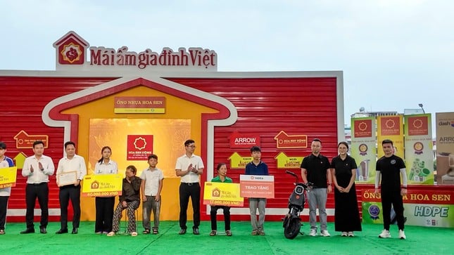 Voyage d'amour : YADEA Vietnam offre des vélos électriques aux enfants pauvres et studieux de Bac Giang photo 1