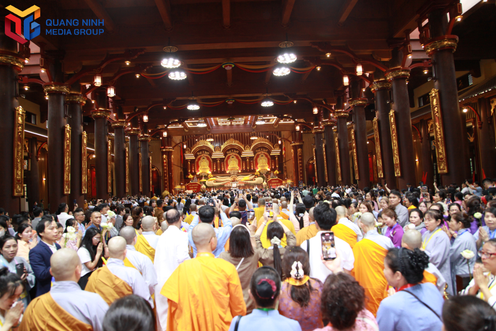 Buddhisten und Menschen haben nichts dagegen, weite Entfernungen zurückzulegen, um Buddhas Reliquien zu besuchen.