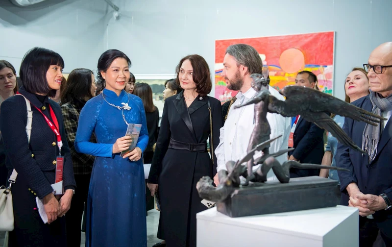 La Sra. Ngo Phuong Ly visitó la exposición de pinturas de artistas vietnamitas y rusos en la Universidad Estatal de Bellas Artes V.I.Surikov de Moscú. Fotografía: Nguyen Hong