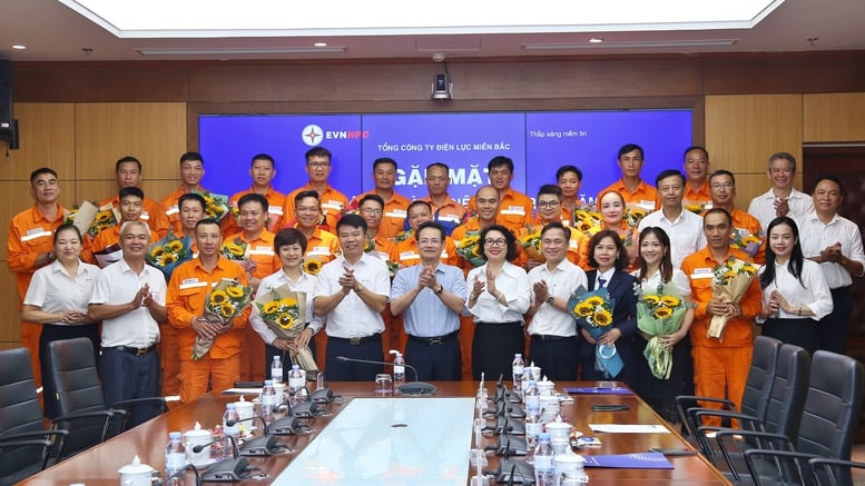 EVNNPC vinh danh người lao động tiêu biểu ngành điện năm 2025- Ảnh 1.