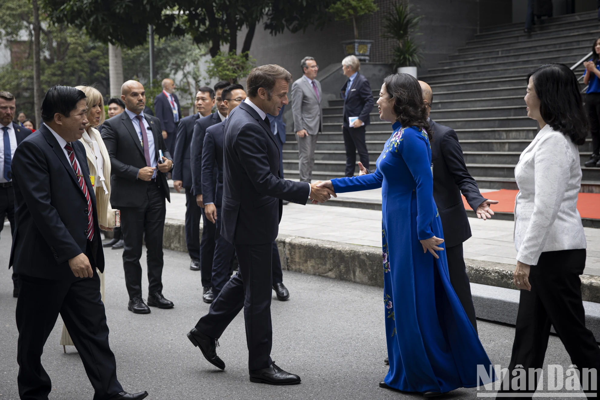 [Ảnh] Phó Chủ tịch nước Võ Thị Ánh Xuân cùng Tổng thống Pháp Emmanuel Macron và Phu nhân thăm Trường đại học Khoa học và Công nghệ Hà Nội ảnh 3