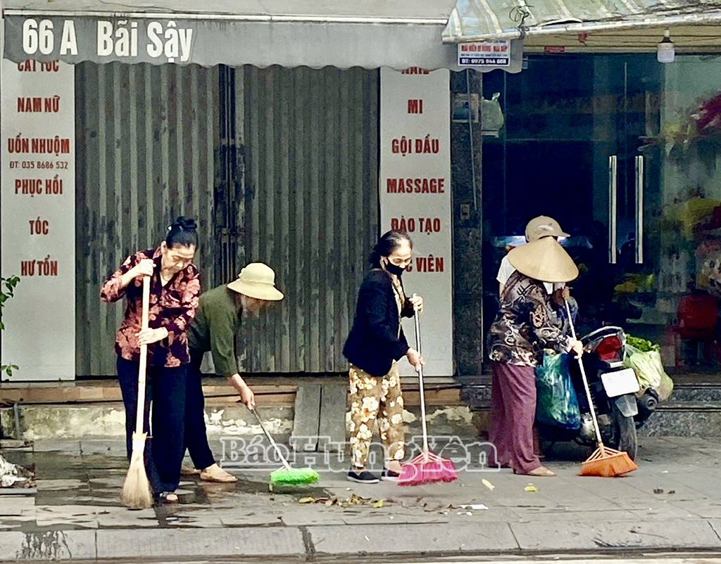 ประชาชนและสมาชิกสหภาพสตรีร่วมทำความสะอาดบริเวณถนนบ๋ายเซย