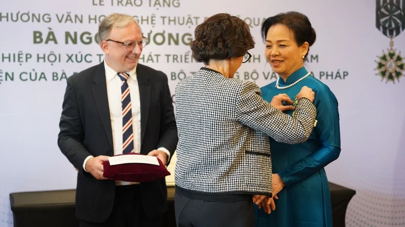 Dr. Ngo Phuong Lan was awarded the French Medal of Arts and Literature photo 2