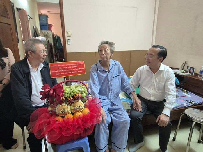 Thăm và tri ân NSND Thế Hiển, NSƯT Lê Thiện - Ảnh 2.
