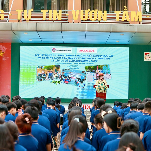 Honda Vietnam fomenta el conocimiento y las habilidades de conducción segura para estudiantes de secundaria e instituciones educativas foto 4
