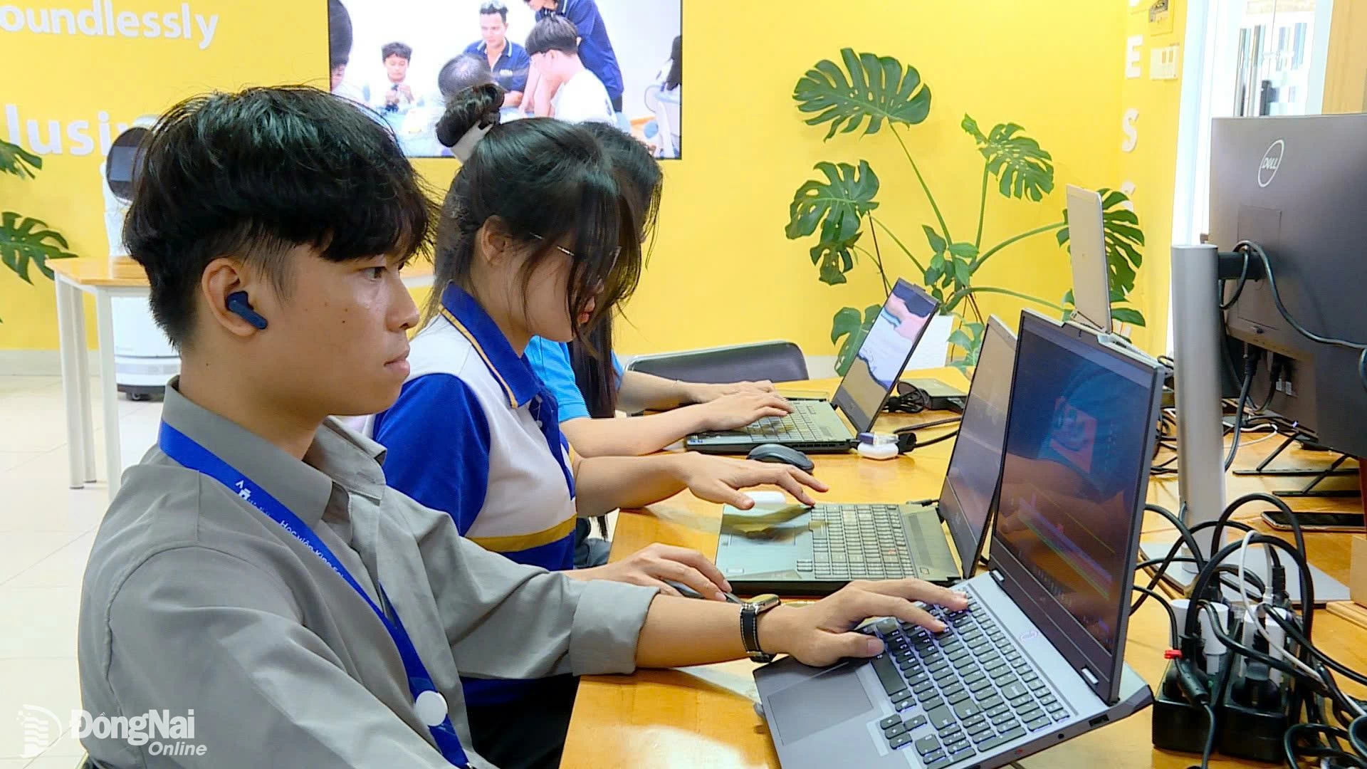 Sinh viên Khoa Công nghệ thông tin Trường đại học Lạc Hồng thực hành trên máy tính. Ảnh minh họa: Ngọc Thành