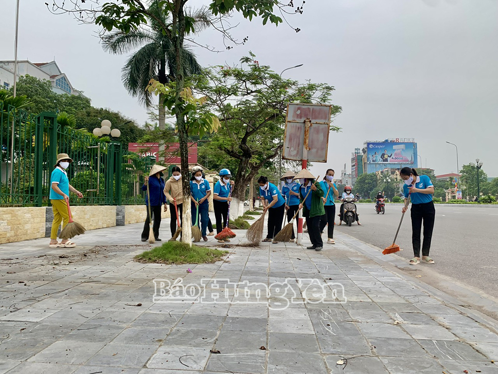 สมาชิกสหภาพสตรีตำบลเหลียนฟอง ร่วมทำความสะอาดและสนับสนุนการจัดพิธีแห่พระบรมสารีริกธาตุ