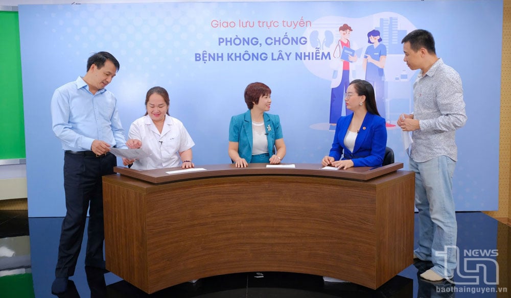 Mitarbeiter und Reporter der Zeitung Thai Nguyen sprachen mit Delegierten, bevor sie die Diskussion im Studio der Zeitung aufzeichneten. Foto: Lang Khoa.