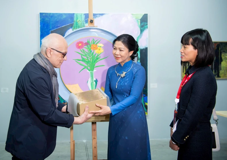 La Sra. Ngo Phuong Ly es una gran conocedora y apasionada de la pintura vietnamita contemporánea. Fotografía: Nguyen Hong