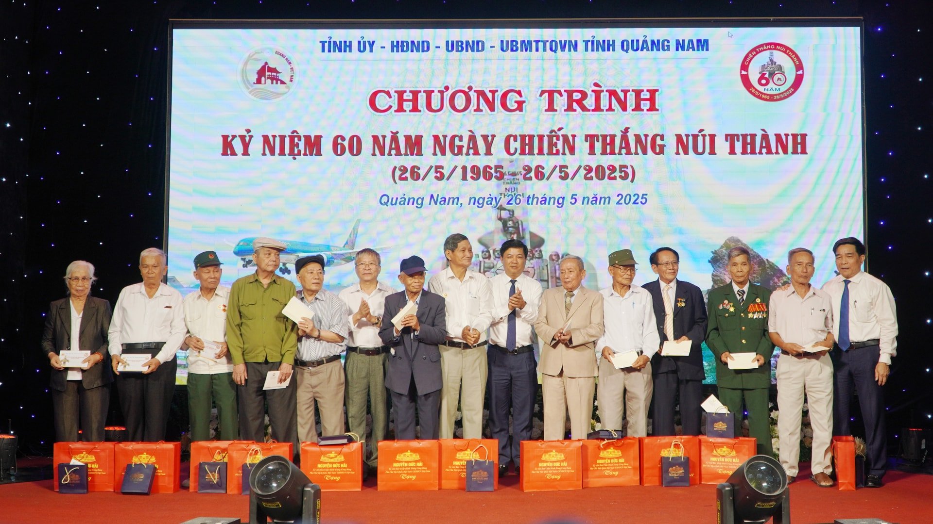 Lãnh đạo tỉnh Quảng Nam tặng quà tri ân các cựu binh tham gia trận đánh Núi Thành lịch sử. Ảnh: QUANG VIỆT