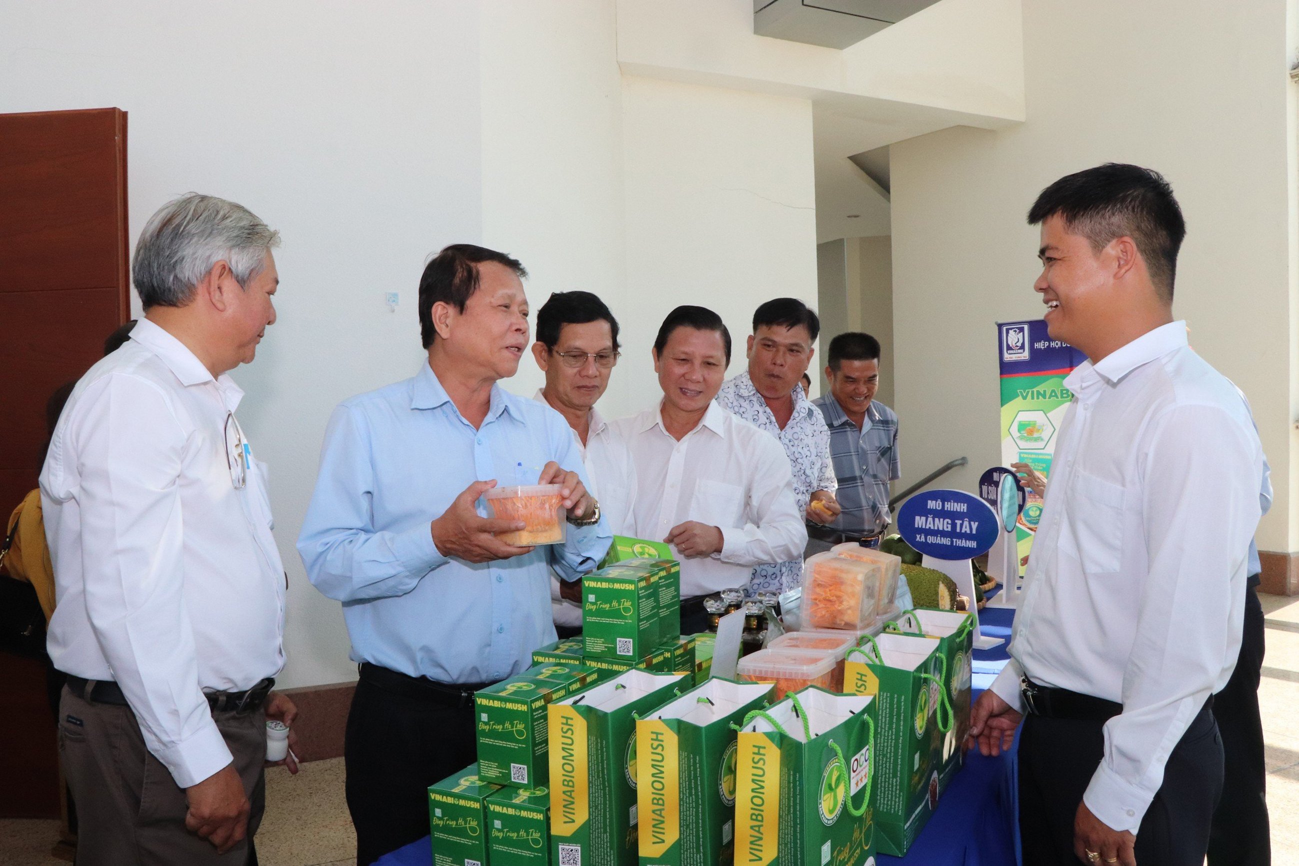 Đại biểu tham quan gian hàng trưng bày sản phẩm nấm đông trùng hạ thảo của anh Trần Tài tại Trung tâm Hành chính tỉnh.