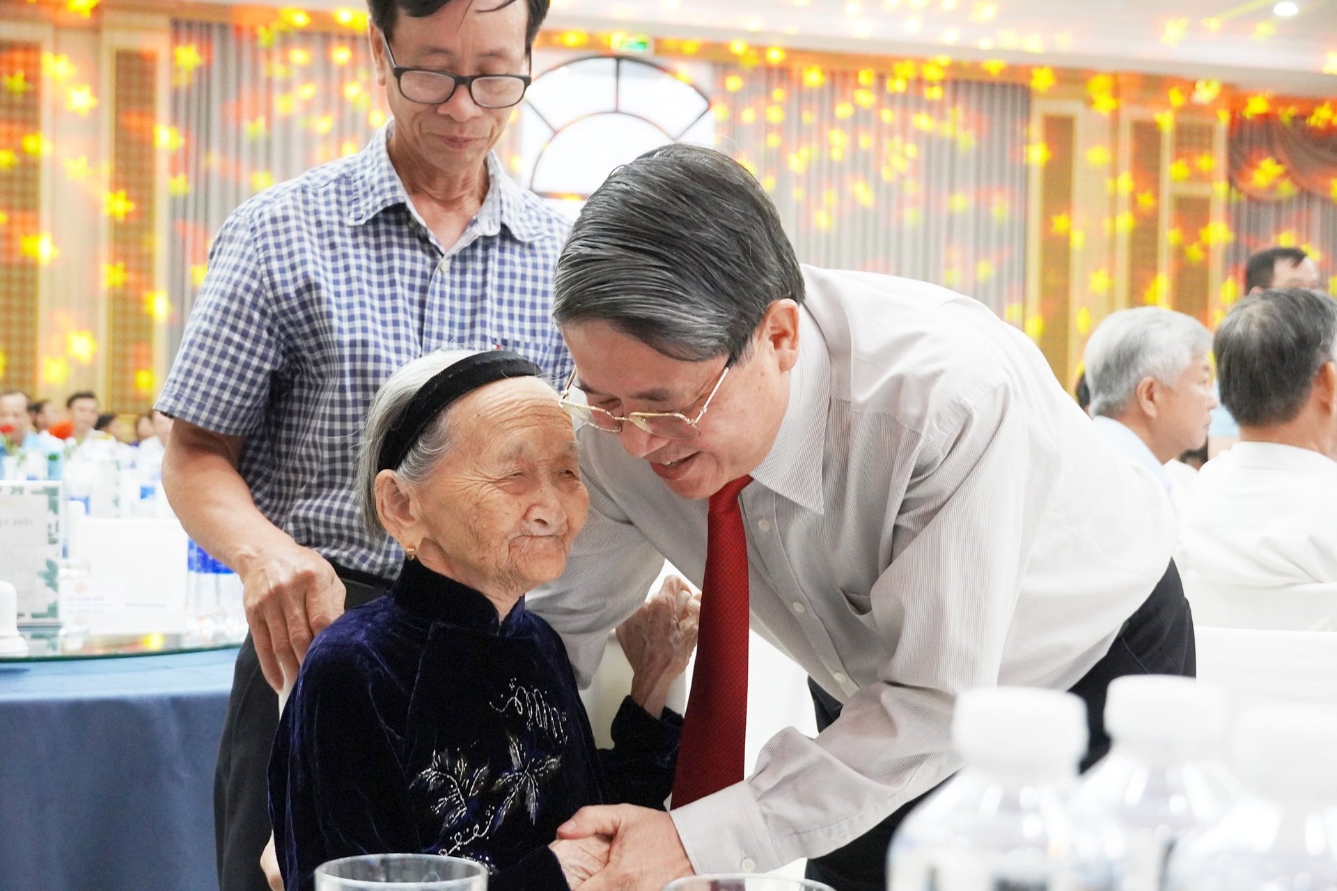 Phó Chủ tịch Quốc hội Nguyễn Đức Hải thăm hỏi Bà mẹ Việt Nam anh hùng Nguyễn Thị Thoại. Ảnh: PHAN VINH
