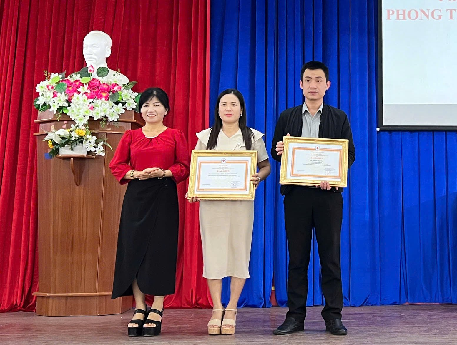 Frau Nguyen Thi Kim Hoan, Vizepräsidentin des Roten Kreuzes der Provinz Lam Dong, verlieh herausragenden Beispielen Verdiensturkunden des Zentralkomitees des Vietnamesischen Roten Kreuzes.