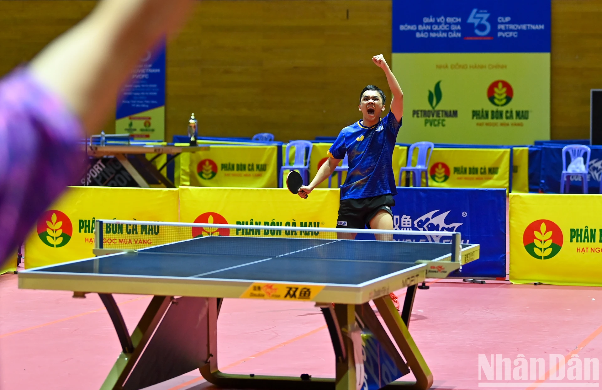 [Photo] Dinh Anh Hoang a remporté le championnat du simple messieurs pour la première fois photo 10