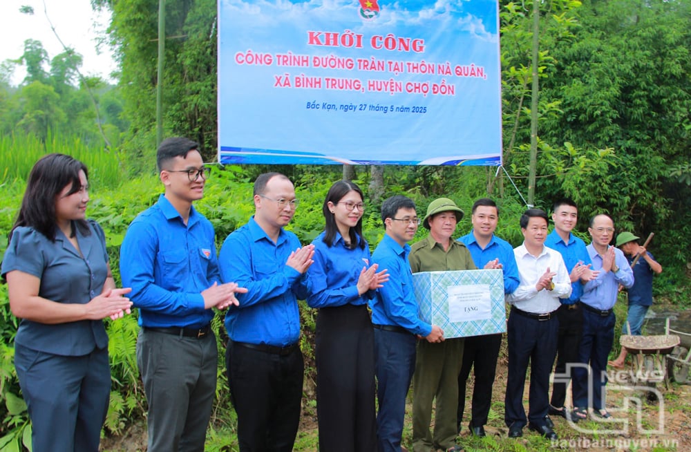 Cérémonie d'inauguration des travaux de construction d'un déversoir dans le village de Na Quan, commune de Binh Trung, district de Cho Don, province de Bac Kan.