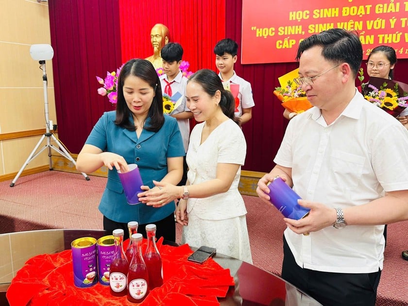 Những sản phẩm được chính các em học sinh chế biến, phát triển từ nguyên liệu của Yên Bái. Ảnh: CTV.