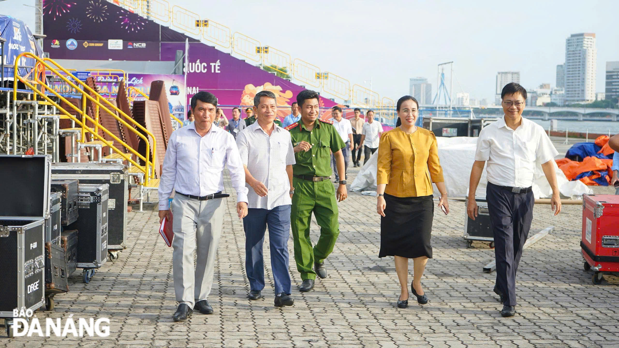 La vice-présidente du Comité populaire de la ville, Nguyen Thi Anh Thi, a inspecté la scène et les tribunes du DIFF. Photo : NGOC HA