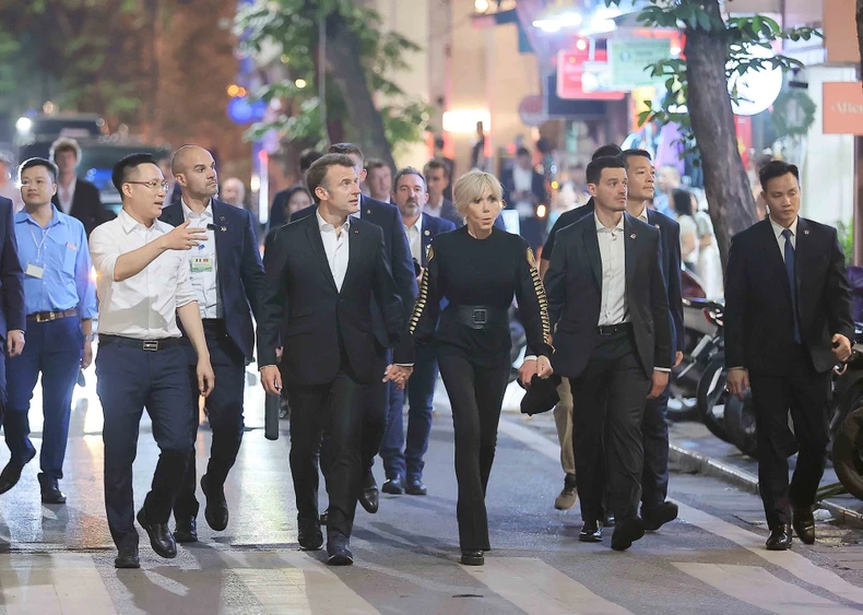 [Foto] El presidente francés, Emmanuel Macron, y su esposa pasean por el Barrio Antiguo de Hanoi. Foto 7
