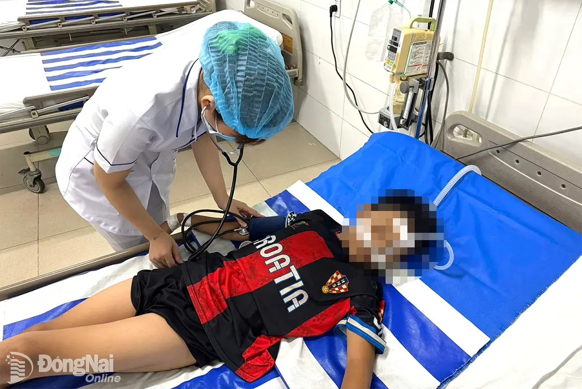 Bébé T.M.T. Il s'est noyé et a été transporté à l'hôpital pour enfants de Dong Nai pour y être soigné le 26 mai. Photo : Bich Nhan (veuillez flouter le visage de l'enfant)  