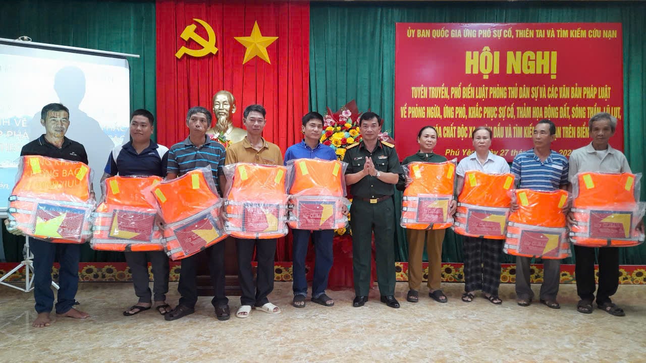 Ngư dân TX Đông Hòa nhận cờ và phao cứu sinh do các đơn vị trao tặng