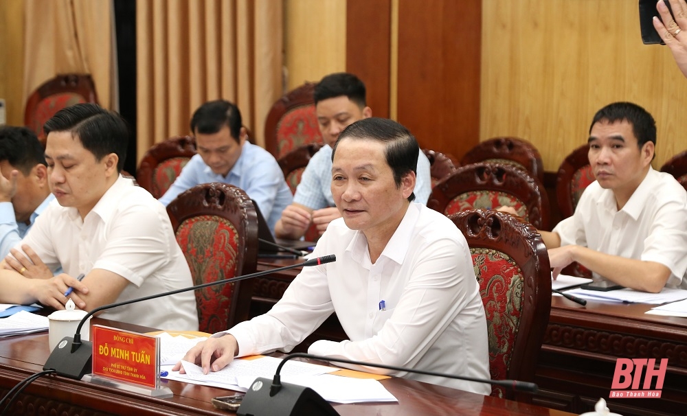 El presidente del Comité Popular Provincial, Do Minh Tuan, recibió y trabajó con el Grupo Nacional de Industrias Minerales y del Carbón de Vietnam.