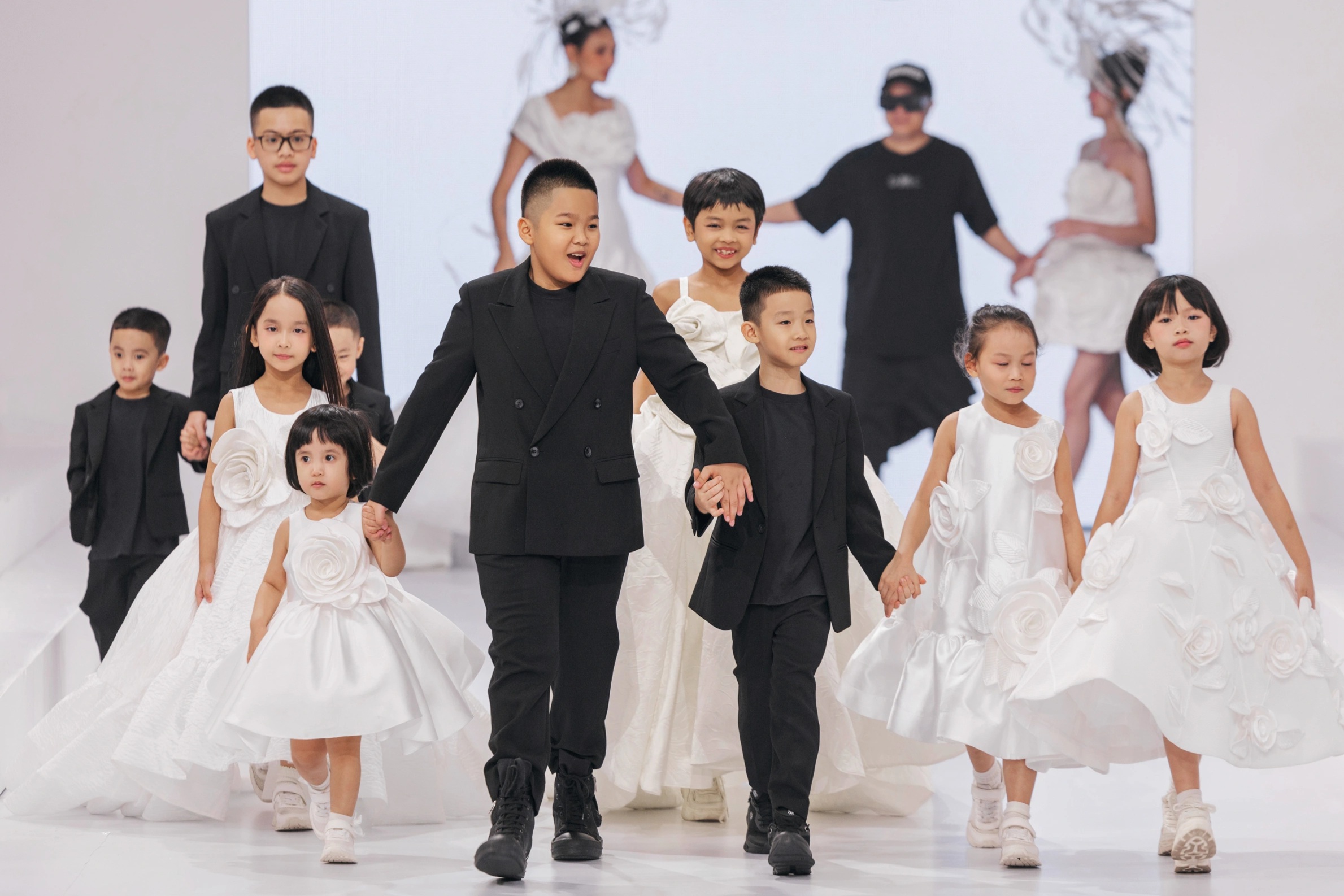 Võ Hoàng Yến tái xuất sàn diễn, hóa cô dâu kiêu sa - 12