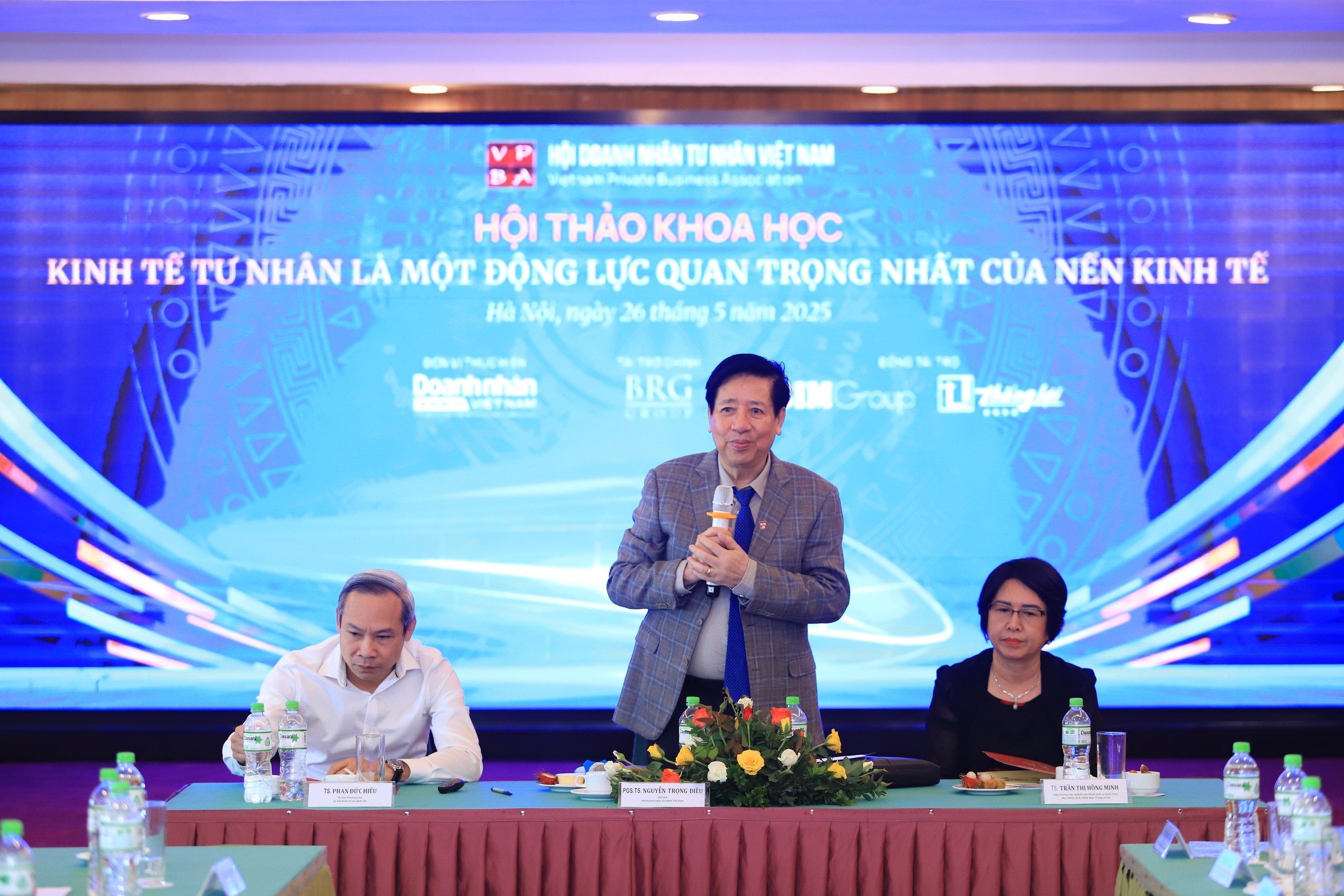 PGS, TS Nguyễn Trọng Điều, Chủ tịch Hội Doanh nhân Tư nhân Việt Nam phát biểu khai mạc hội thảo. (Ảnh:Tạp chí Doanh nghiệp và Tiếp thị)